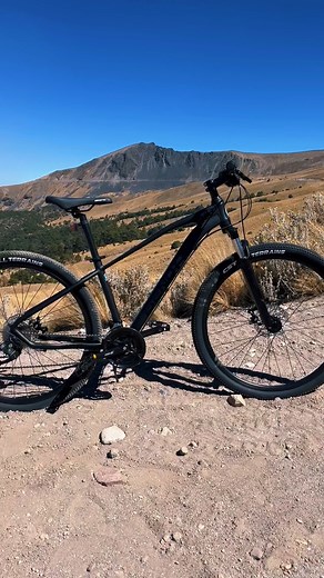 Benotto DS-850 Equipada con suspensión delantera, esta bici te brinda el control y la comodidad necesarios para conquistar cualquier sendero. Las llantas CST te ofrecen un agarre excepcional en terrenos difíciles, mientras que su resistente cuadro de aluminio te asegura durabilidad y ligereza en cada aventura. #Benotto #ciclismo #bicicleta | Bicicletas Benotto México