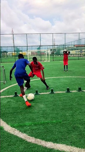 1v1 is a perfect drill that help young players build ball confidence #football #soccer #coaching