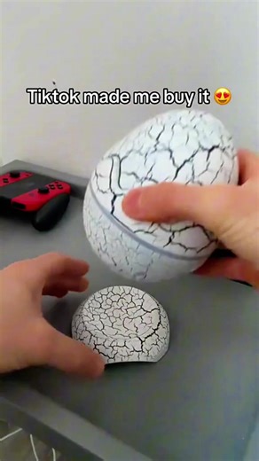 ⏪️THE GALAXY EGG – LIMEN CHANM OU AK YON 《UNIVERS ENTIER》 !⏩️ Galaxy Egg la pa yon senp limyè dekoratif : se yon eksperyans vizyèl ki chanje atmosfè a nèt. Lè l limen, chanm nan tounen yon espas galaktik ak koulè ki fann tankou yon syèl k ap pete limyè. ✔️ Milti-koulè galaktik : Efè “cracked galaxy” ki bay yon pwojeksyon pwofon, klè, diferansye. ✔️ Pwojeksyon 360° : Kouvri tout chanm nan ak zetwal, nebula ak mouvman kontinuèl. ✔️ Kontwòl total : Bouton fizik sou aparèy la   “remote control” sou 