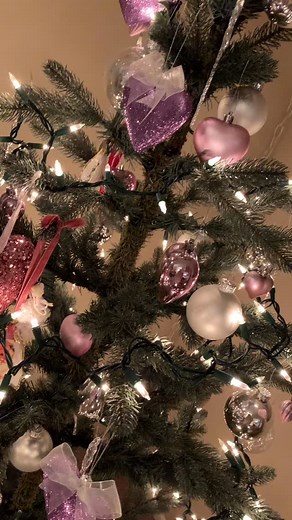 17 reactions · 11 comments | Christmas Shell Ornaments! Made with real oyster shells using a decouage method & finished off in a painted trim w/velvet ribbon! ❤️ 勺 #handmade #shell #ornaments #christmas #tree #decoupage #shellart #crafty #vintagesanta #uniquegifts #palmtree #dogs #oneofakind #sabiebythesea #sabryngenet | Sabryn Genet Ertle | Facebook