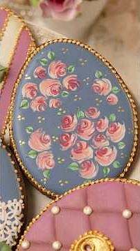 Making roses with the wet-on-wet royal icing technique #decoratingcookies #cookiedesign #cookies