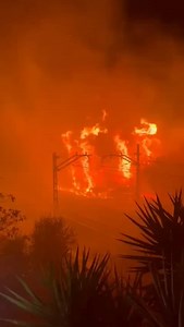 🚨 Incendio en Benalmádena | Tras una madrugada complicada en la zona de Torremuelle, el fuego se encuentra estabilizado. 👨‍🚒 Se han realizado desalojos preventivos y ya se está procediendo al realojo de los vecinos. 🚆 La línea C1 de Cercanías (Benalmádena–Fuengirola) sigue interrumpida. 📹 Encierro Bombero MLG | Área Costa del Sol