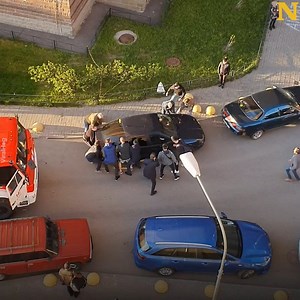 5M views · 42K reactions | Ci ludzie przestawili samochód gołymi rękoma, aby zrobić przejazd dla wozu strażackiego spieszącego się do pożaru  | Newsner Polska | Facebook