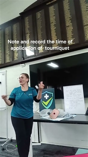 How to use a tourniquet for severe bleeding advanced first aid training frenchville rockhampton
