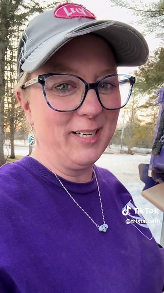 Spoiler alert, I still haven’t fixed the steps! However, it’s happening this week finally! #trucking #bluecollar #truckinglife #dumptrucks #truckinggirl #girlswithtrucks #fy #fyp #virał