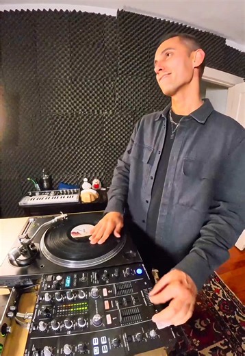 DJ Scratches Over New EDM Track 'FEEL THE MUSIC'