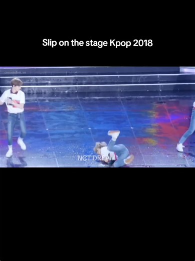 momen sejarah yang ga terlupakan tahun 2018🥲 insiden beberapa idol kpop tergelincir di atas panggung karena cuaca sedang hujan, hal tersebut tidak mengurangi semangat mereka untuk tetap tampil profesional di atas panggung🫶 #nct #nctdream #seventeen #redvelvet #fyp