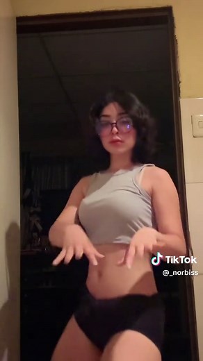La Chica de Cabello Corto Que Baila en un Trend Viral