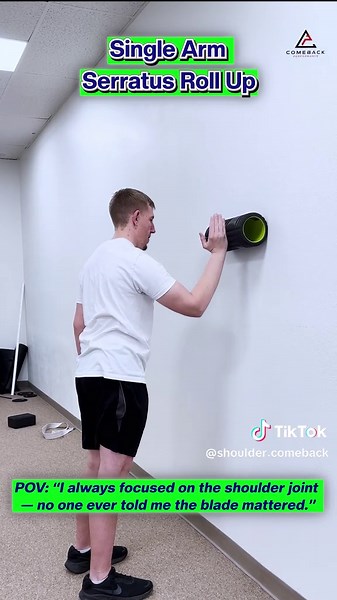 Problem if weak/ignored: If your scapula isn’t moving well, your shoulder joint gets overworked and overloaded — especially during pressing or overhead lifts. Most shoulder issues start at the blade. Why it matters: 🦴 The Scapula Sets the Shoulder – It’s your base for every lift 🔄 Limited Motion = Joint Stress – Poor scap glide jams the shoulder 🧱 You Can’t Stabilize What You Can’t Move How to fix it: 💥 Single Arm Serratus Roll Up – Activate serratus and drive controlled upward rotation You 