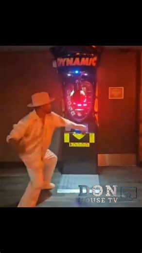 Jamie Foxx #Flexing His #Power On A #Boxing Machine