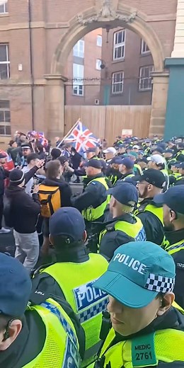 Police lose control after letting the left do.what they want! | Stop The Boats Media