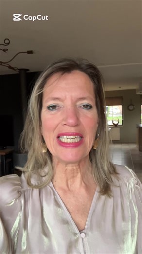 Wat heeft stress met angst en trauma te maken. Alles. Stress ervaar je als gevolg van druk die je opgelegd krijgt, de situatie waar je in zit en waarvan het lijkt dat je er geen invloed op hebt. En dat is niet perse waar maar zo voelt het wel. Waarom kun je bijvoorbeeld niet beter je grenzen aangeven? Wat maakt dat spannend? De angst om de ander pijn te doen, of bang dat ze je dan niet meer aardig vinden? Daaronder zit de angst dat je niet goed genoeg bent, de angst voor afwijzing Nooit complime