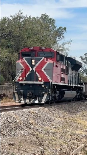Ferromex 4042 con el tren de tanques gasolineros vacíos