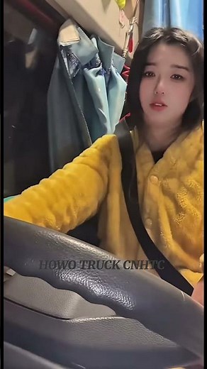 La belle jeune femme conduit un camion de livraison.❤️💋#girltrucker #automobile #trucking