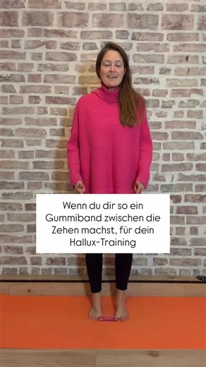 Nadine Kosak | Yogatherapie | Bewegungs- & Fußgesundheits-Coach on Instagram: "🔥 Hallux valgus ist eine der häufigsten Fußfehlstellungen… und vor allem Frauen sind betroffen. Und das Krasseste? So viele glauben immer noch: „Da kann man selbst nichts machen.“ ❌Bullshit. Genau diesen Mythos will ich aus der Welt schaffen. Hallux valgus entsteht nicht einfach so. Er entsteht, weil dem Fuß über Jahre Kraft fehlt. Und genau da setzt mein Training an. Deshalb arbeite ich so viel mit dem Gummiband 👣