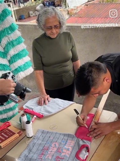 Que lindo trabajo realizado por colectivo clorofila mostrando nuestra tradición matachines ❤️ Que orgullo mostrar la elaboración del traje más emblemático de las chirozas y recordar los momentos aprendiendo juntos del mejor @duvanfelipesantos1 gracias madrina y Cristian por enseñar está labor 😍🥰 Gloria Mariño Cristhian Villamizar 😊 Un trabajo que une dos culturas concepción y capitanejo visibilizando la creación de trajes y máscaras de los matachines. #concepcionsantander💚🤍❤️ #colectivoclor