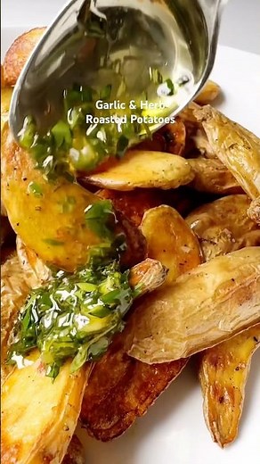 Garlic Herb Roasted Fingerling Potatoes #sidedish #potatorecipe #veganrecipes #easyrecipe