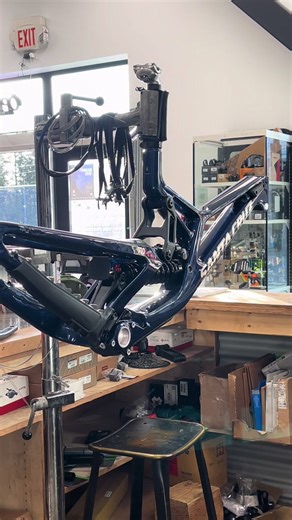 How does one get mogged by a frame?? #ffyypp #mtb #santacruzv10 #fyp #foryoupage