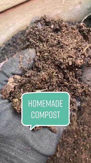 Guys don’t sleep on composting! It will feed your garden, save you money, & it’s your little part in saving our beautiful earth 🌍 One thing I love about composting is reducing waste in my home. I generally try to add 50% brown materials e.g: cardboards or dry leaves. And 50% green materials e.g: veggie & fruit peels & cores. But it’s not the end of the world if you don’t get the ratio perfect 😌 In return I get free nutrient rich compost that feeds my plants and attracts garden friendly worms �