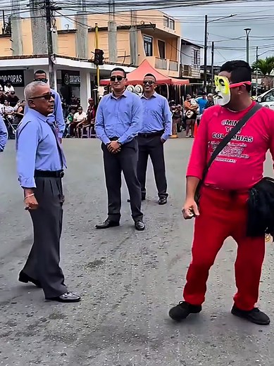 Divertido desfile de mimo en Manta