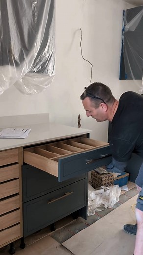The Kitchen Store on Instagram: "Sometimes you might need to remove doors or drawers from your kitchen, for example if you’re taking advantage of this burst of good weather to do your spring cleaning 🧹 Our trusted fitter Dave explains how to remove a drawer from a Masterclass unit in this video. #TheKitchenStore #KitchenTrends2025 #TKS #masterclasskitchens #masterclass #guildfordkitchens #visitguildford #horshamkitchens #hovekitchens #brightonkitchens Masterclass Kitchens"