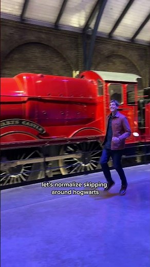Just Oliver Phelps skipping through the Wizarding World ✨