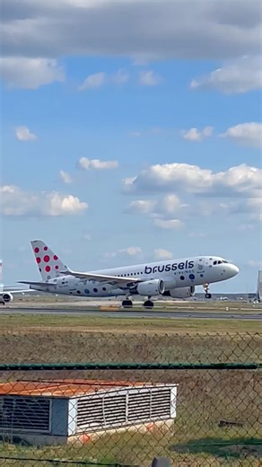 Airbus A319 (Brussels Airlines) takeoff #planespotting #airbus #brusselsairlines #a319 #shrots #319