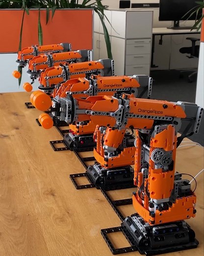 Today on International Lego Day, we celebrate the creativity and innovative spirit that LEGO inspires in us – with our Education Robot System! 🎉🧱 Consisting of 1,010 bricks, motors and sensors, it allows young technology fans to explore the world of 6-axis robots without the need for an industrial hall. Whether in the classroom or at home, the robot offers an easy introduction to programming. Thanks to OrangeApps, learning becomes interactive. Did you already know? We support schools and unive