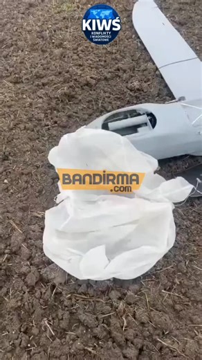 🇹🇷 Bezzałogowy statek powietrzny spadł na pole w prowincji Balıkesir 🔴 W prowincji Balıkesir, w powiecie Manyas, bezzałogowy statek powietrzny spadł na pusty teren rolny w rejonie miejscowości Salur. 🟡 Maszynę mieli zauważyć pracujący w okolicy rolnicy, którzy wezwali służby; na miejscu nie odnotowano informacji o osobach poszkodowanych. 🟢 Według doniesień urządzenie zostało zabezpieczone i przekazane do dalszej analizy, aby ustalić pochodzenie oraz przyczynę upadku. 🔵 Śledczy sprawdzają, 