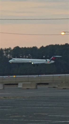 Delta CRJ-900 Landing #planespotting #plane #plen #airplane #avgeek #aviation #crj900 #crj #crj9