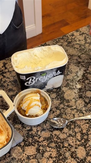 Samantha Bauchmann on Instagram: "#breyerspartner APPLE CRISP // comment CRISP for details on everything i used in this video sent to your dms! A perfectly scrumptious fall dessert with @breyers Natural Vanilla for those of us who aren’t big pie lovers #thanksgivingdinner #dessertideas #easyrecipes"