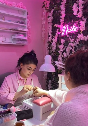 Adnsu oxumağa devam edərək ailəmə dəstək olmaq üçün fərqli işlərdə işləyirdim,Səhərdən axşama işlətirdilər 350m maaş.Mənfə düşündümki iş qurum.(Makler,Aksesuar alətləri alıb evdə düzəldib satmaq,Ətir ,Dietoloq və s) ən sonda Nails Master olmaq qərarına gəldim, 70m Pubg Hesabımı satıb iki aparat bir neçə xırda şeylər aldım başladım.Hetta Şotkaya belə pulum çatmayıb geli Çubuq ilə qoyurdum əlimə.6saata 1elim dırnağını elədim.İlk işim ancaaq necə mükəmməl və səliqəli🤌🏻Çünki gec olsun ama ideal ol