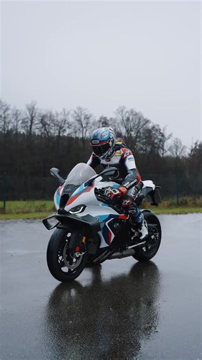 Starting the year at full throttle, no matter the weather. 🔥 #MakeLifeARide #MRR #M1000RR #BMWMotorrad
