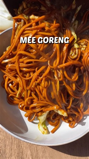 Easy noodle recipe! You have to make this mee goreng. So good!