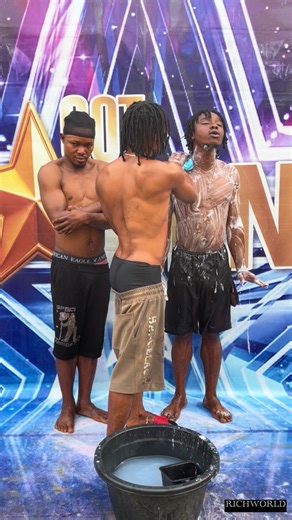 Oh my goodness look how this three old brothers should all got talent #amricangottalent #britainsgottalent #simoncowell #sofiavergara #sofia