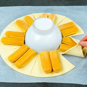Un dessert en 5 minutes ! Juste de la pâte feuilletée et 2 pommes Ingredientes: pâte feuilletée: 300 g boudoirs: 200 g confiture d'abricot: 200 g pommes rouges: 300 g lait: 20 ml | Savoureux.tv