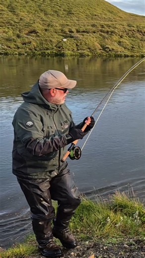 Torgeir Kristiansen har æ lært mye av! Spesielt når det komm til fisking! Han tok en tur til Island i sommer! Fullklaff ble meldt på Snapchat og igår kom det filmer! Her e en av de mange laksene han fikk kjent på ! Tenker på om man skulle tatt sæ en tur dit sjøl? #pescador #iceland #icelandic #icelandtrip #icelandnature #icelandtravel #fishing #fishinglife #fishingtrip #guiding #flyfishing #flyfishinggear #flyfishinglife #flyfishingnation #flyfishingjunkie #flyfishingaddict #fluefiske #fluefiske