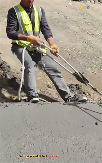 Tool Tip Of Construction Work : Using Rope Controlling Spreading Concrete Machine On Slope Wall !
