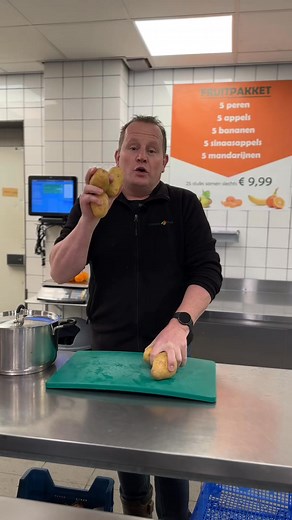 42K views · 216 reactions | Altijd al de beste zuurkool willen maken, maar weet je niet precies hoe je het aan moet pakken? Wij leggen het voor je uit! ️  Kom langs in onze winkel voor verse zuurkool uit het vat en maak het zelf of maak het jezelf makkelijk en kies voor een kant-en-klare zuurkoolstamppot. Eet smakelijk! | Van de loo groente en fruit | Facebook