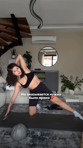 Сабина | осанка | тазовое дно on Instagram: "Прошло 2 месяца, а я помню это чувство, когда не можешь повернуться на бок и просто встать с кровати. Прогулка за водой по коридору казалась подвигом. Никогда не думала, что кесарево — это так больно. Сейчас нет болей, я легко двигаюсь и даже чувствую мышца живота в упражнениях. Но работы впереди очень много."