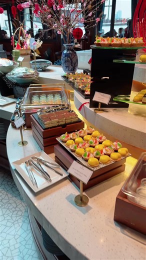 Savoring Lunch on a 6-Star Cruise in Ha Long Bay