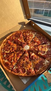 🍕 Our colossal XXL Pizza comes straight out of the oven for you! Have you tried yet? @filipnowak97 | Pizza 73