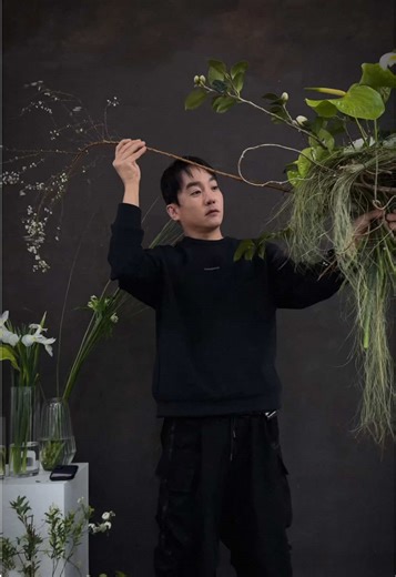 오랜만에 만들어보는 프레임 핸드타이드 꽃다발🌱 리테일 디자인만 하다가 프레임 작업을 하니 새삼 재미있다. 가끔은 이런 방식도 다시 꺼내보게 된다. A frame hand-tied bouquet after a long time🌱 Mostly retail designs lately, so working on a frame again feels refreshing. Sometimes it’s good to revisit old methods #florist #flowers #플로리스트 #남자플로리스트 #artwork
