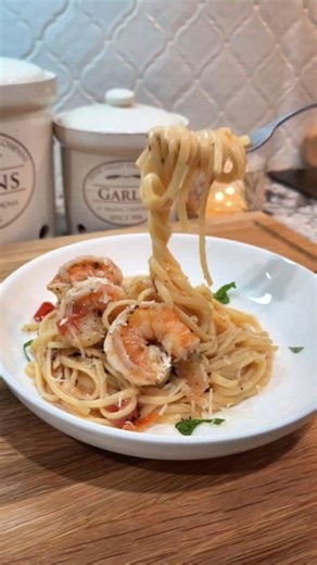 One pot. Big flavor. Minimal cleanup. This Spicy Shrimp Linguine is creamy, garlicky, just the right amount of heat, and comes together in one pot using simple ingredients. Juicy shrimp, fire roasted tomatoes, lemon, and Parmesan make this a dinner you’ll want on repeat. Perfect for busy weeknights but fancy enough for date night at home. Full recipe is below or save this one for later. #onepotdinner #shrimplinguine #easyweeknightdinner #pastalovers #baileeskitchen #seafoodrecipes #comfortfood |