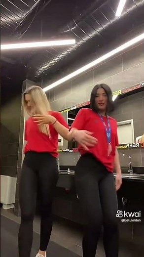Kirmizi yakıştı liseli kızlar okulda dans videoları #short