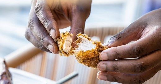 La recette emblématique du poulet frit de Mory Sacko