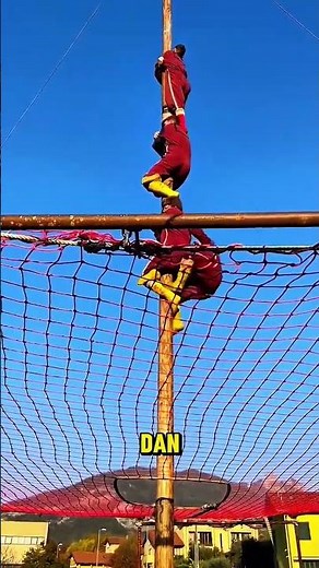 Panjat pinang ala luar negeri #olahraga #yearofyou #panjatpinang