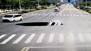La vidéo du jour - Un trou géant se forme au milieu d'une autoroute chinoise, un conducteur ne peut l'éviter