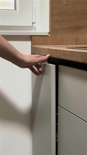 ✨ Moderna kuhinja po mjeri – spoj dizajna i kvaliteta ✨ Kuhinja izrađena po mjeri u kombinaciji Egger materijala i Kaindil drvenog dekora, koja prostoru daje toplinu i moderan izgled. Crne gole ručke i crni ugradbeni aparati savršeno se uklapaju u minimalistički dizajn. 🔧 Blum okovi za tiho zatvaranje i dugotrajnu upotrebu 💡 LED rasvjeta za ugodnu i funkcionalnu radnu zonu 📏 Precizna izrada po mjeri 🪛 Profesionalna montaža 🛠️ Svaki detalj rađen s pažnjom Kuhinja koja je istovremeno lijepa, 