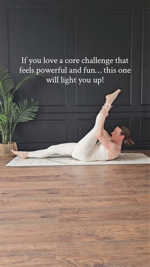 Strong curl-ups + leg lifts for a powerful core workout. Try it today! #coreworkout #pilates #core